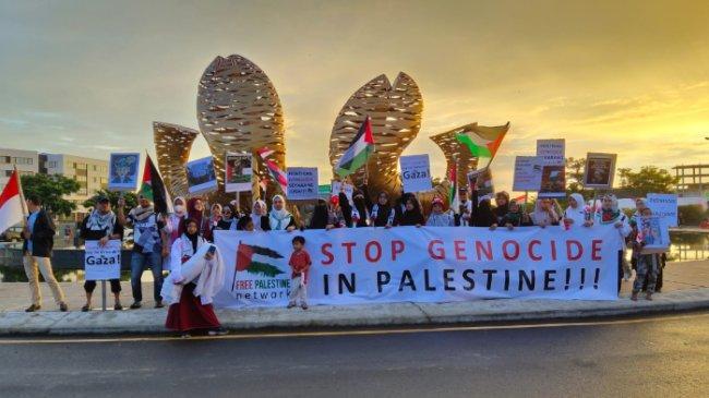 Aksi Solidaritas Dukung Palestina Bergema di Pantai Losari Makassar, Desak Israel Setop Genosida