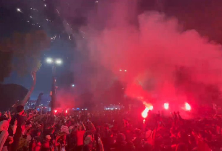 Supporter Nyalakan Flare Jelang Laga Timnas Indonesia vs China